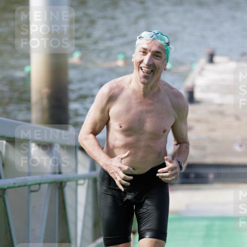 10.08.2025 - GEWOBA Citytriathlon Bremen H.Heesch http://msf.ph/oto/8552513 10.08.2025 10:29:25 Schwimmen 17, 73 meine-sportfotos.de