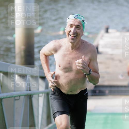 10.08.2025 - GEWOBA Citytriathlon Bremen H.Heesch http://msf.ph/oto/8552515 10.08.2025 10:29:25 Schwimmen 17, 73 meine-sportfotos.de