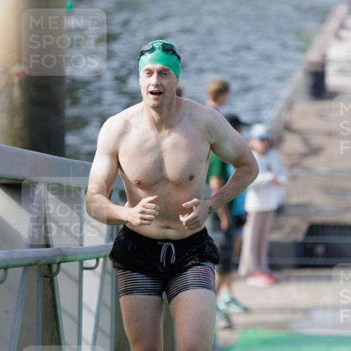 10.08.2025 - GEWOBA Citytriathlon Bremen H.Heesch http://msf.ph/oto/8552534 10.08.2025 10:29:40 Schwimmen 15 meine-sportfotos.de