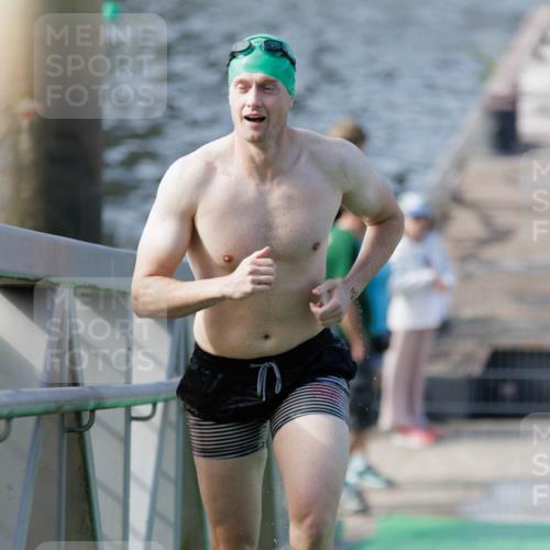 10.08.2025 - GEWOBA Citytriathlon Bremen H.Heesch http://msf.ph/oto/8552539 10.08.2025 10:29:40 Schwimmen 15 meine-sportfotos.de