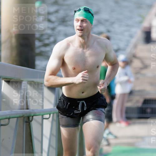 10.08.2025 - GEWOBA Citytriathlon Bremen H.Heesch http://msf.ph/oto/8552542 10.08.2025 10:29:40 Schwimmen 15 meine-sportfotos.de
