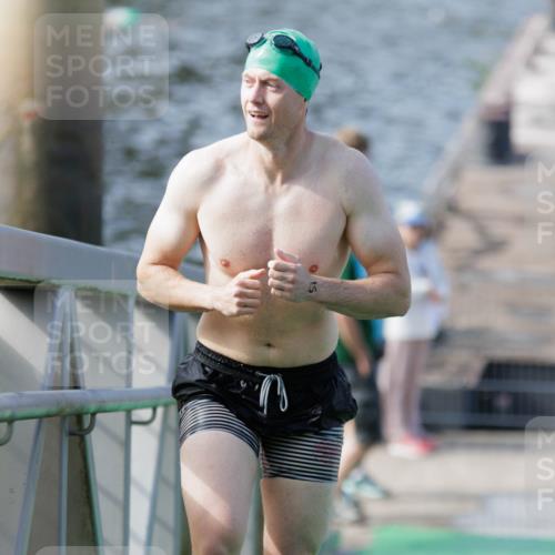 10.08.2025 - GEWOBA Citytriathlon Bremen H.Heesch http://msf.ph/oto/8552547 10.08.2025 10:29:40 Schwimmen 15 meine-sportfotos.de