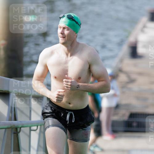 10.08.2025 - GEWOBA Citytriathlon Bremen H.Heesch http://msf.ph/oto/8552549 10.08.2025 10:29:41 Schwimmen 15 meine-sportfotos.de