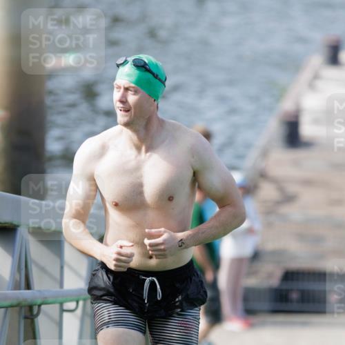 10.08.2025 - GEWOBA Citytriathlon Bremen H.Heesch http://msf.ph/oto/8552551 10.08.2025 10:29:41 Schwimmen 15 meine-sportfotos.de