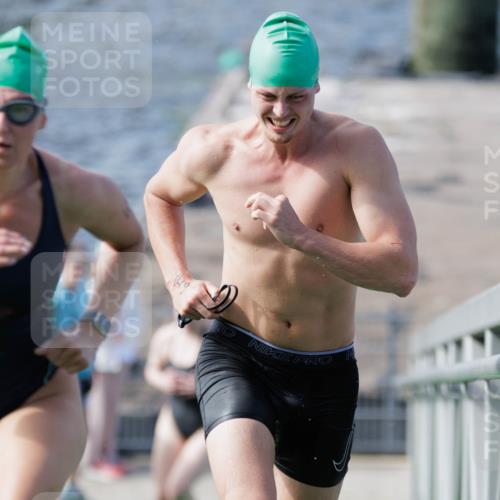 10.08.2025 - GEWOBA Citytriathlon Bremen H.Heesch http://msf.ph/oto/8552576 10.08.2025 10:29:59 Schwimmen 41, 149, 175 meine-sportfotos.de