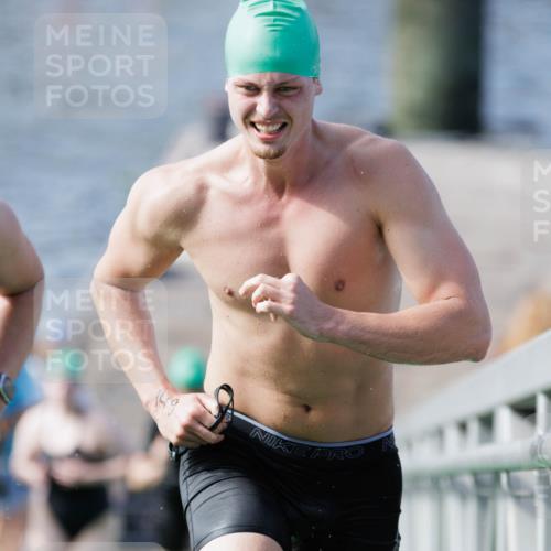 10.08.2025 - GEWOBA Citytriathlon Bremen H.Heesch http://msf.ph/oto/8552589 10.08.2025 10:30:00 Schwimmen 41, 149, 175 meine-sportfotos.de