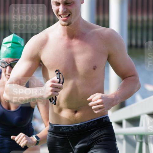10.08.2025 - GEWOBA Citytriathlon Bremen H.Heesch http://msf.ph/oto/8552599 10.08.2025 10:30:02 Schwimmen 9, 41, 149, 175 meine-sportfotos.de
