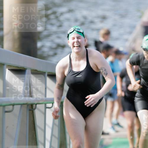 10.08.2025 - GEWOBA Citytriathlon Bremen H.Heesch http://msf.ph/oto/8552600 10.08.2025 10:30:04 Schwimmen 3, 9, 41, 149, 175, 189 meine-sportfotos.de