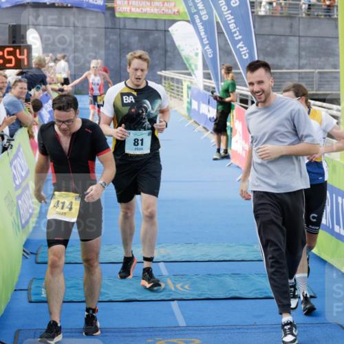 10.08.2025 - GEWOBA Citytriathlon Bremen H.Heesch http://msf.ph/oto/8552610 10.08.2025 11:24:36 Ziel 81, 414, 434, 509 meine-sportfotos.de