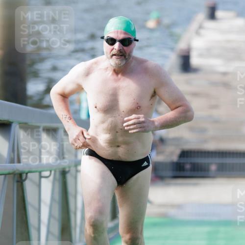 10.08.2025 - GEWOBA Citytriathlon Bremen H.Heesch http://msf.ph/oto/8552672 10.08.2025 10:30:20 Schwimmen 179 meine-sportfotos.de