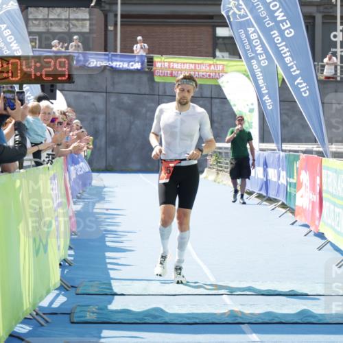 10.08.2025 - GEWOBA Citytriathlon Bremen H.Heesch http://msf.ph/oto/8552675 10.08.2025 13:24:49 Ziel 557 meine-sportfotos.de