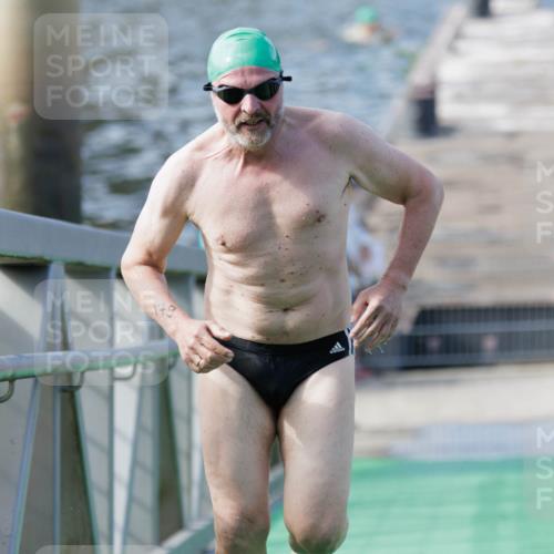 10.08.2025 - GEWOBA Citytriathlon Bremen H.Heesch http://msf.ph/oto/8552676 10.08.2025 10:30:20 Schwimmen 179 meine-sportfotos.de