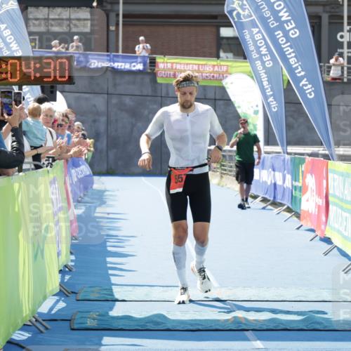 10.08.2025 - GEWOBA Citytriathlon Bremen H.Heesch http://msf.ph/oto/8552681 10.08.2025 13:24:49 Ziel 557 meine-sportfotos.de