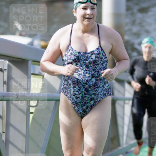 10.08.2025 - GEWOBA Citytriathlon Bremen H.Heesch http://msf.ph/oto/8552709 10.08.2025 10:30:34 Schwimmen 13, 89, 173, 191, 217 meine-sportfotos.de