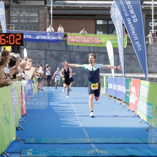 10.08.2025 - GEWOBA Citytriathlon Bremen H.Heesch http://msf.ph/oto/8552720 10.08.2025 11:29:44 Ziel 380, 405 meine-sportfotos.de