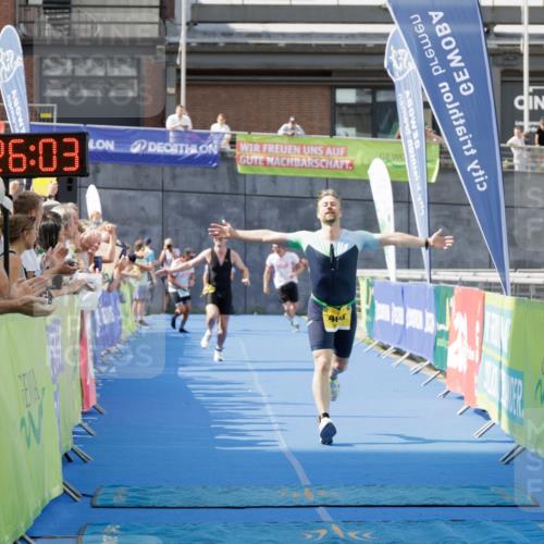 10.08.2025 - GEWOBA Citytriathlon Bremen H.Heesch http://msf.ph/oto/8552723 10.08.2025 11:29:44 Ziel 380, 405 meine-sportfotos.de