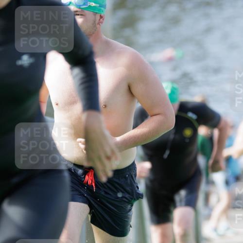 10.08.2025 - GEWOBA Citytriathlon Bremen H.Heesch http://msf.ph/oto/8552733 10.08.2025 10:30:38 Schwimmen 13, 67, 173, 191, 217 meine-sportfotos.de