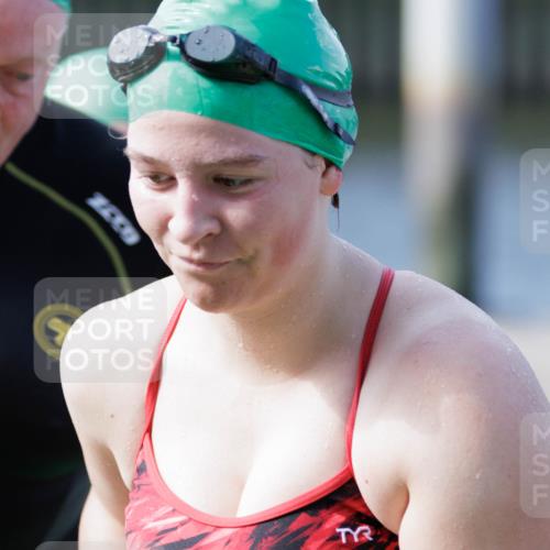 10.08.2025 - GEWOBA Citytriathlon Bremen H.Heesch http://msf.ph/oto/8552743 10.08.2025 10:30:44 Schwimmen 13, 67, 217 meine-sportfotos.de