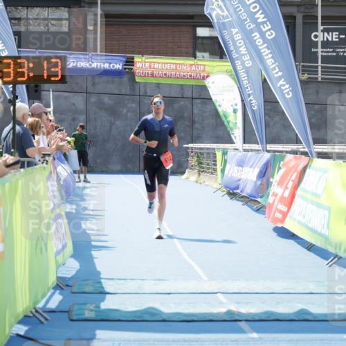 10.08.2025 - GEWOBA Citytriathlon Bremen H.Heesch http://msf.ph/oto/8552762 10.08.2025 13:33:16 Ziel 612 meine-sportfotos.de