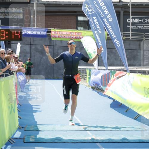 10.08.2025 - GEWOBA Citytriathlon Bremen H.Heesch http://msf.ph/oto/8552781 10.08.2025 13:33:17 Ziel 612 meine-sportfotos.de