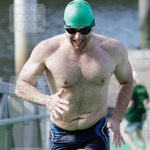 10.08.2025 - GEWOBA Citytriathlon Bremen H.Heesch http://msf.ph/oto/8552790 10.08.2025 10:30:55 Schwimmen 131, 169, 183 meine-sportfotos.de