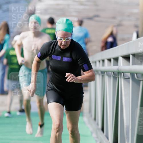 10.08.2025 - GEWOBA Citytriathlon Bremen H.Heesch http://msf.ph/oto/8552798 10.08.2025 10:31:03 Schwimmen 131, 183, 203 meine-sportfotos.de
