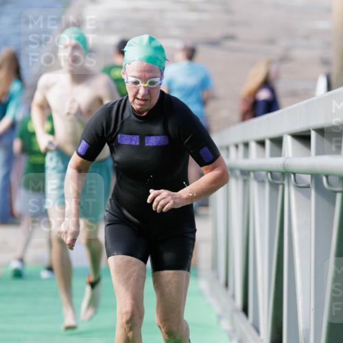 10.08.2025 - GEWOBA Citytriathlon Bremen H.Heesch http://msf.ph/oto/8552800 10.08.2025 10:31:04 Schwimmen 183, 203 meine-sportfotos.de