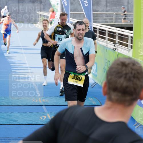 10.08.2025 - GEWOBA Citytriathlon Bremen H.Heesch http://msf.ph/oto/8552807 10.08.2025 11:30:29 Ziel 83, 377, 390, 433, 479 meine-sportfotos.de