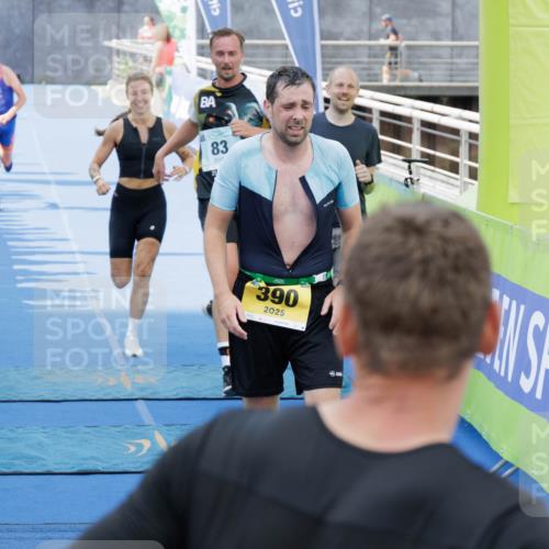 10.08.2025 - GEWOBA Citytriathlon Bremen H.Heesch http://msf.ph/oto/8552809 10.08.2025 11:30:29 Ziel 83, 377, 390, 433, 479 meine-sportfotos.de