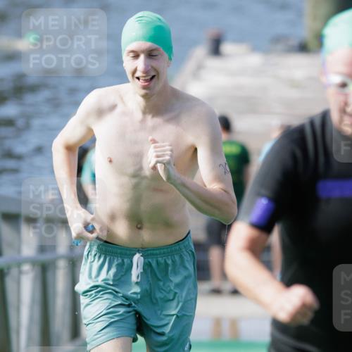 10.08.2025 - GEWOBA Citytriathlon Bremen H.Heesch http://msf.ph/oto/8552817 10.08.2025 10:31:06 Schwimmen 183, 203 meine-sportfotos.de