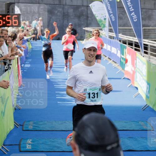 10.08.2025 - GEWOBA Citytriathlon Bremen H.Heesch http://msf.ph/oto/8552818 10.08.2025 11:30:38 Ziel 97, 131, 408, 433 meine-sportfotos.de