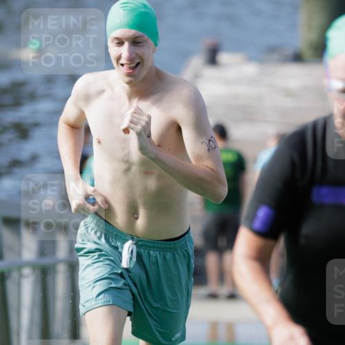 10.08.2025 - GEWOBA Citytriathlon Bremen H.Heesch http://msf.ph/oto/8552819 10.08.2025 10:31:06 Schwimmen 183, 203 meine-sportfotos.de