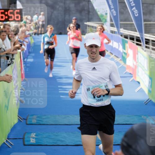 10.08.2025 - GEWOBA Citytriathlon Bremen H.Heesch http://msf.ph/oto/8552820 10.08.2025 11:30:38 Ziel 97, 131, 408, 433 meine-sportfotos.de