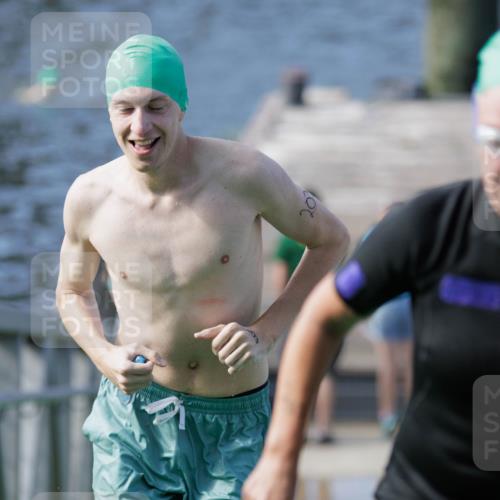 10.08.2025 - GEWOBA Citytriathlon Bremen H.Heesch http://msf.ph/oto/8552823 10.08.2025 10:31:07 Schwimmen 183, 203 meine-sportfotos.de