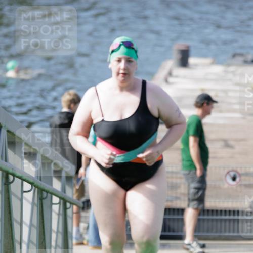 10.08.2025 - GEWOBA Citytriathlon Bremen H.Heesch http://msf.ph/oto/8552825 10.08.2025 10:31:17 Schwimmen 25 meine-sportfotos.de