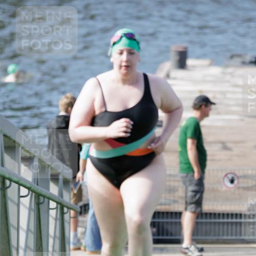 10.08.2025 - GEWOBA Citytriathlon Bremen H.Heesch http://msf.ph/oto/8552827 10.08.2025 10:31:17 Schwimmen 25 meine-sportfotos.de