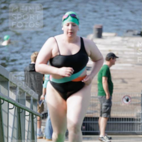 10.08.2025 - GEWOBA Citytriathlon Bremen H.Heesch http://msf.ph/oto/8552829 10.08.2025 10:31:17 Schwimmen 25 meine-sportfotos.de