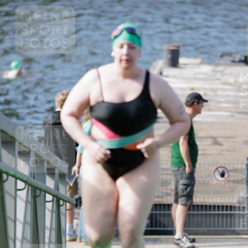 10.08.2025 - GEWOBA Citytriathlon Bremen H.Heesch http://msf.ph/oto/8552830 10.08.2025 10:31:17 Schwimmen 25 meine-sportfotos.de