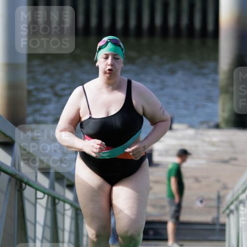 10.08.2025 - GEWOBA Citytriathlon Bremen H.Heesch http://msf.ph/oto/8552832 10.08.2025 10:31:19 Schwimmen 25 meine-sportfotos.de