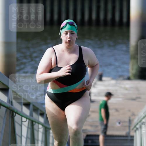 10.08.2025 - GEWOBA Citytriathlon Bremen H.Heesch http://msf.ph/oto/8552834 10.08.2025 10:31:19 Schwimmen 25 meine-sportfotos.de