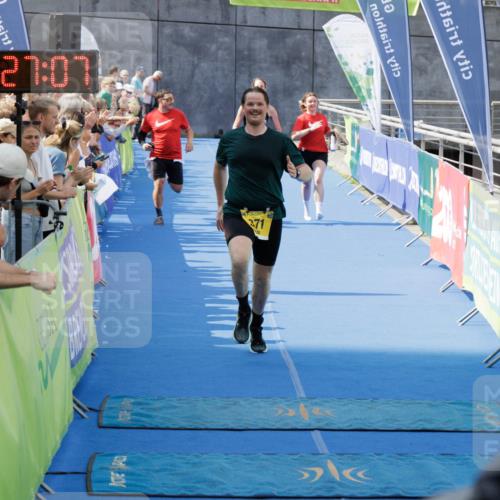 10.08.2025 - GEWOBA Citytriathlon Bremen H.Heesch http://msf.ph/oto/8552835 10.08.2025 11:30:49 Ziel 97, 163, 371, 408 meine-sportfotos.de