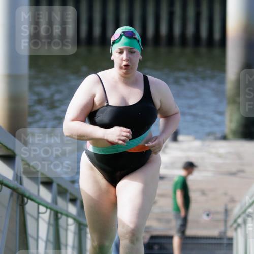 10.08.2025 - GEWOBA Citytriathlon Bremen H.Heesch http://msf.ph/oto/8552836 10.08.2025 10:31:20 Schwimmen 25 meine-sportfotos.de