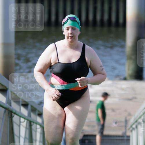 10.08.2025 - GEWOBA Citytriathlon Bremen H.Heesch http://msf.ph/oto/8552838 10.08.2025 10:31:20 Schwimmen 25 meine-sportfotos.de