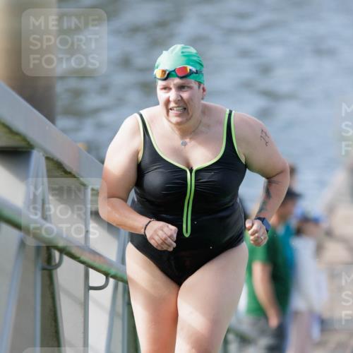 10.08.2025 - GEWOBA Citytriathlon Bremen H.Heesch http://msf.ph/oto/8552842 10.08.2025 10:31:38 Schwimmen 27 meine-sportfotos.de