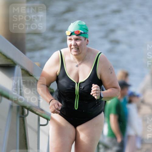 10.08.2025 - GEWOBA Citytriathlon Bremen H.Heesch http://msf.ph/oto/8552843 10.08.2025 10:31:38 Schwimmen 27 meine-sportfotos.de