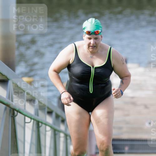 10.08.2025 - GEWOBA Citytriathlon Bremen H.Heesch http://msf.ph/oto/8552847 10.08.2025 10:31:39 Schwimmen 27 meine-sportfotos.de