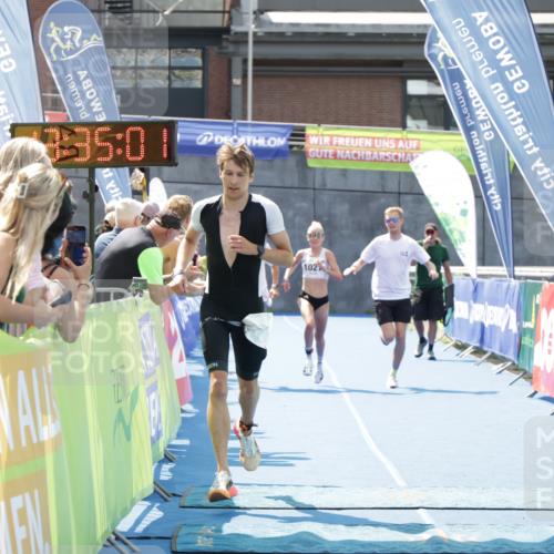 10.08.2025 - GEWOBA Citytriathlon Bremen H.Heesch http://msf.ph/oto/8552864 10.08.2025 13:35:04 Ziel 1027 meine-sportfotos.de