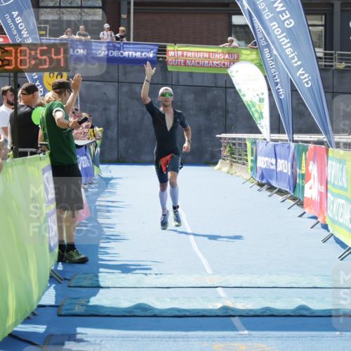 10.08.2025 - GEWOBA Citytriathlon Bremen H.Heesch http://msf.ph/oto/8552889 10.08.2025 13:38:57 Ziel 585 meine-sportfotos.de