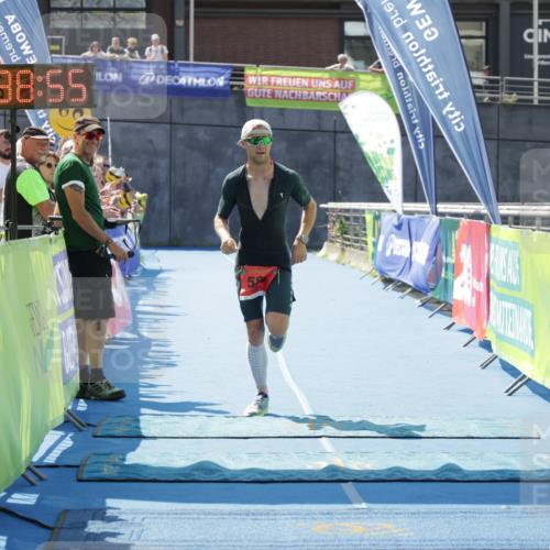 10.08.2025 - GEWOBA Citytriathlon Bremen H.Heesch http://msf.ph/oto/8552891 10.08.2025 13:38:59 Ziel 585 meine-sportfotos.de