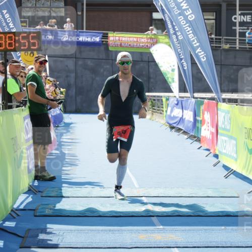 10.08.2025 - GEWOBA Citytriathlon Bremen H.Heesch http://msf.ph/oto/8552892 10.08.2025 13:38:59 Ziel 585 meine-sportfotos.de